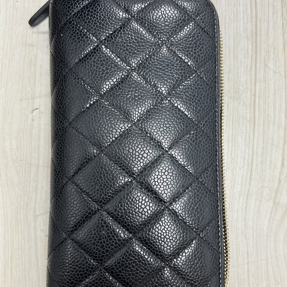Chanel quilted all around zipper wallet - Picture 3 of 6
